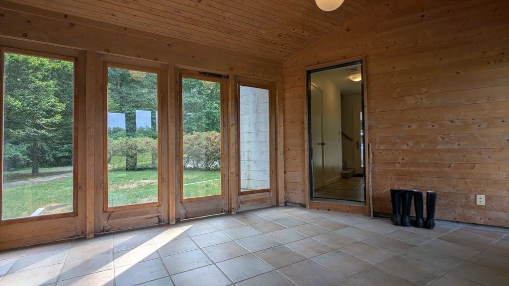 Empty room, Interior, Wooden Ceilings, Wooden Walls