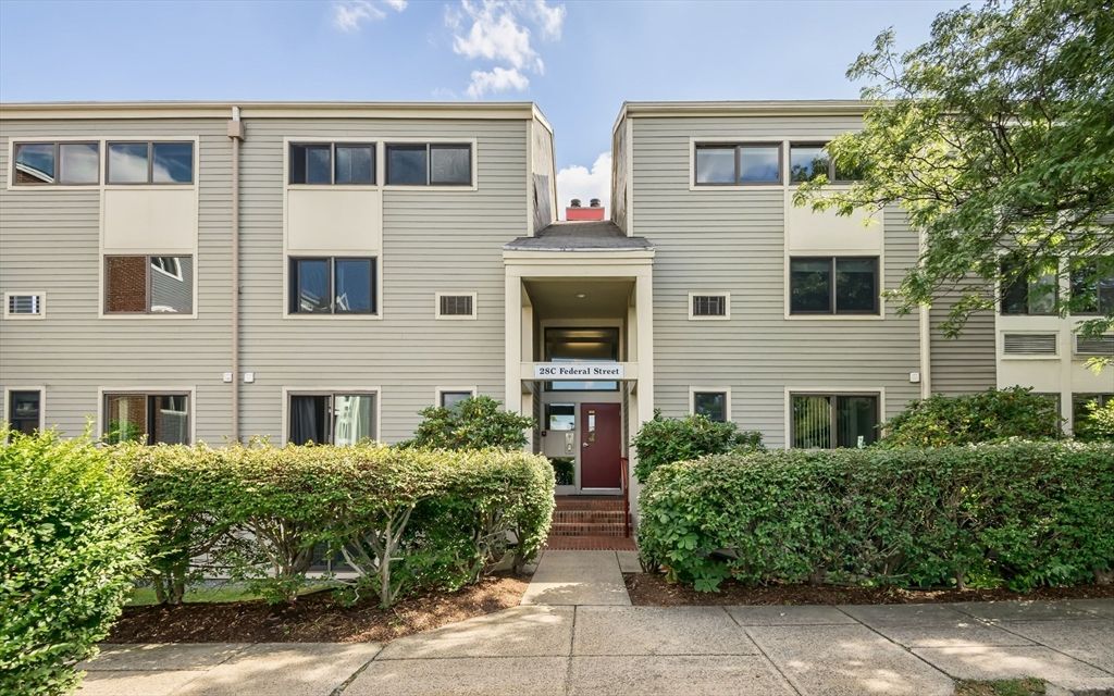 Exterior, Facade, Rowhouse