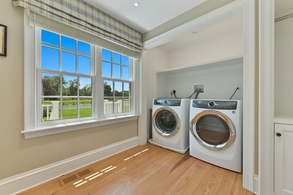 Interior, Recessed Lighting, Washer, Wood Texture Flooring