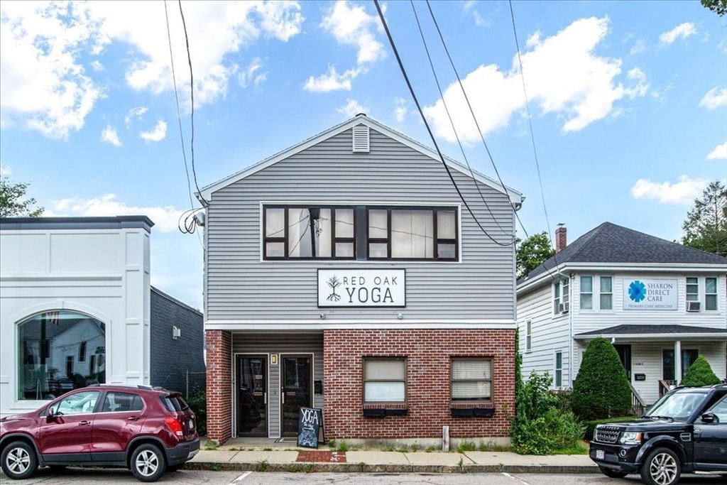 Exterior, Facade, Brick Facade, Rowhouse