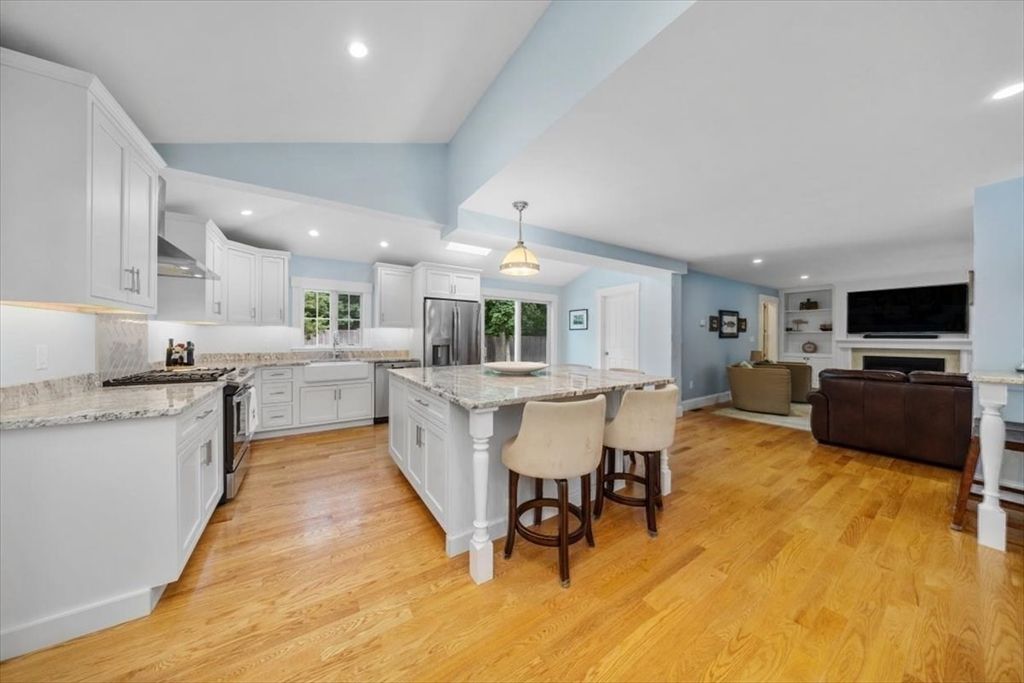 Interior, Kitchen, Living room, Pendant Lights, Recessed Lighting, Wood Texture Flooring