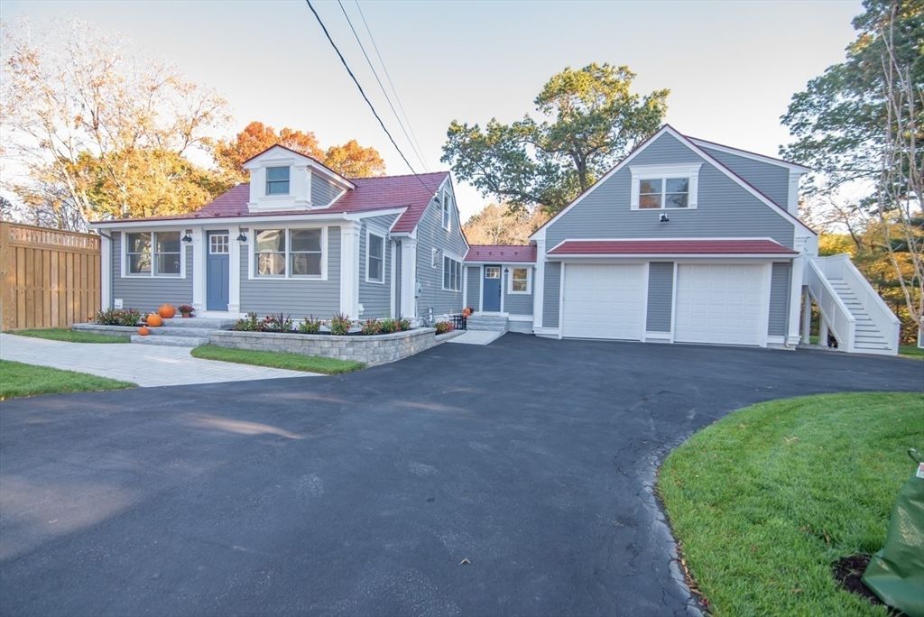 Attached, Exterior, Facade, Cape Cod