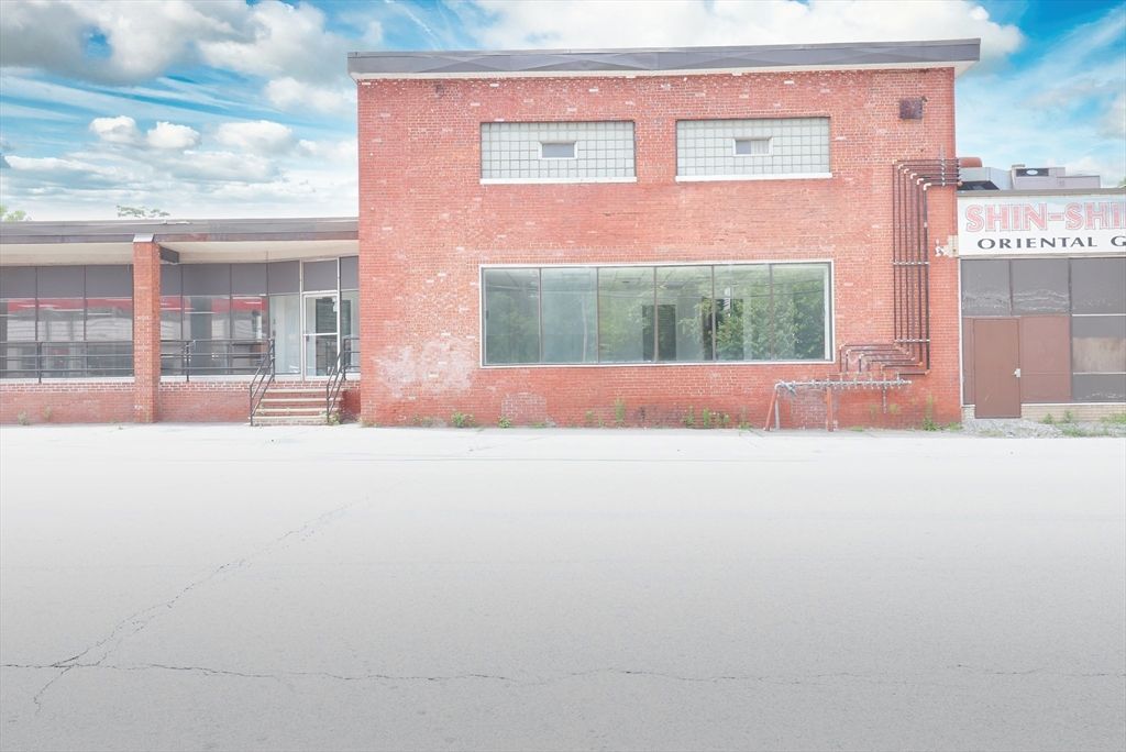 Exterior, Facade, Brick Facade, Rowhouse