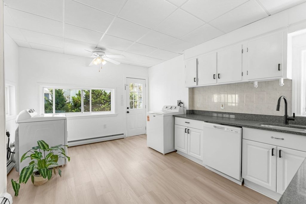Interior, Kitchen, Washer, Wood Texture Flooring
