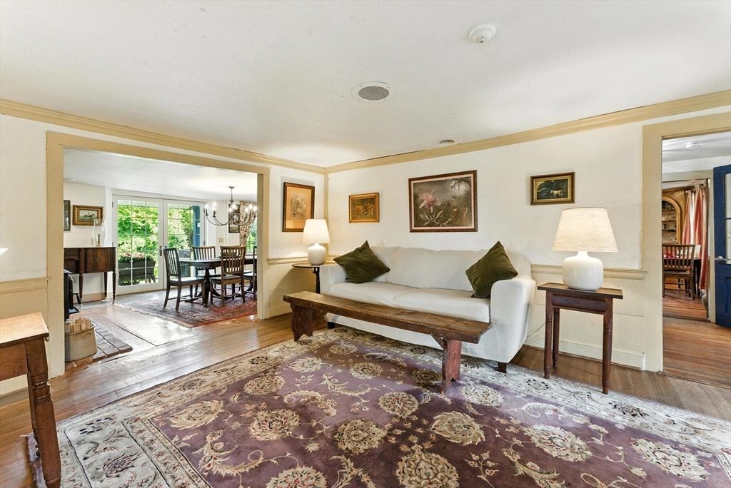 Chandelier, Dining room, Interior, Piano, Wood Texture Flooring