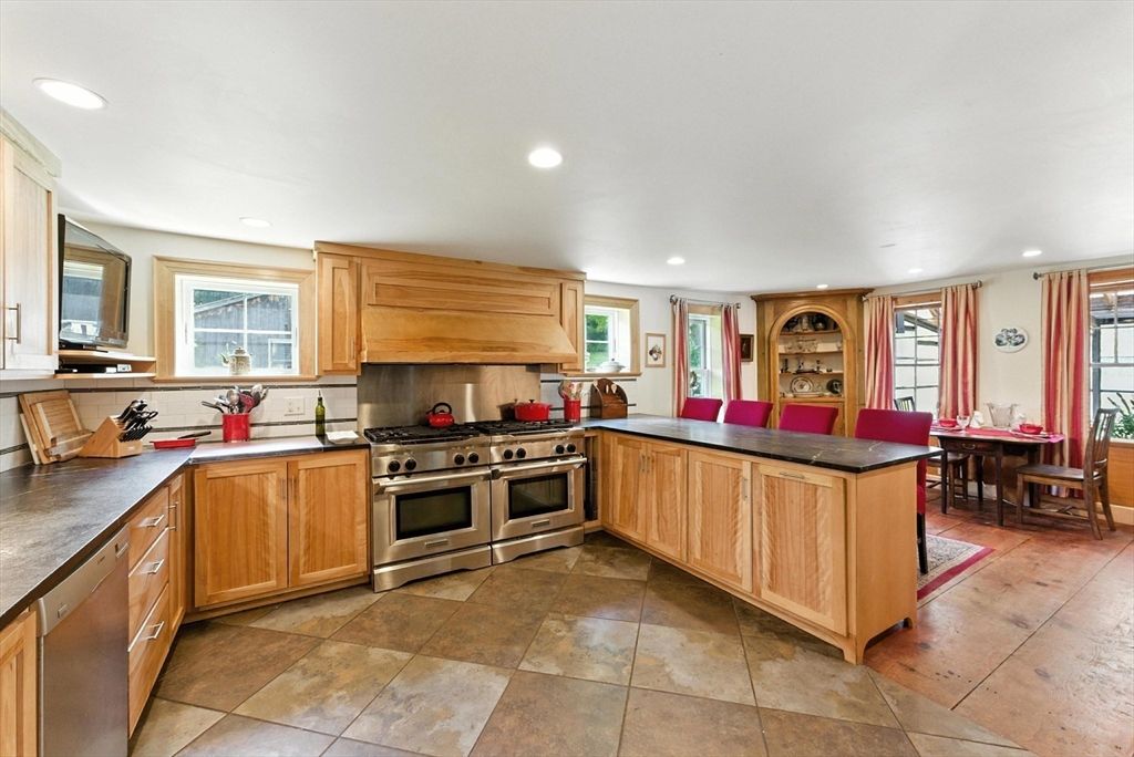 Dining room, Interior, Kitchen, Recessed Lighting, Stainless Steel Appliances