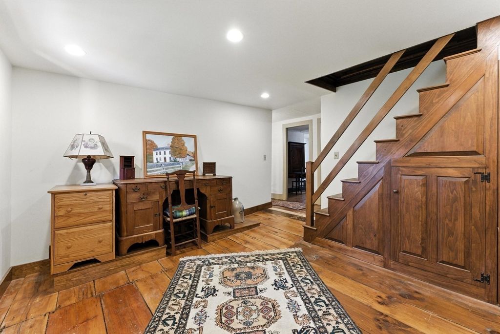 Interior, Recessed Lighting, Wood Texture Flooring
