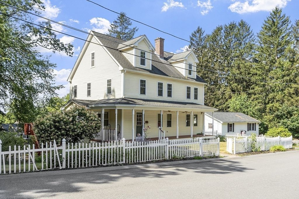 Exterior, Facade, Farmhouse