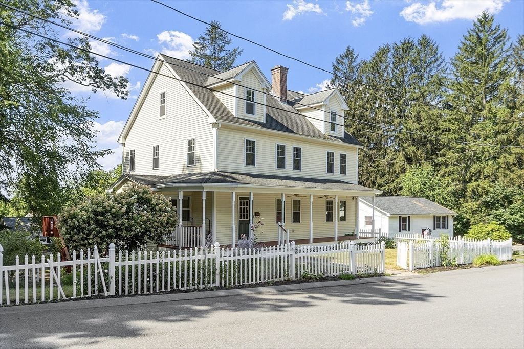 Exterior, Facade, Farmhouse