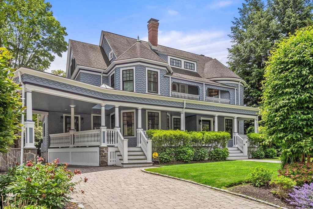 Exterior, Facade, Queen Anne Victorian