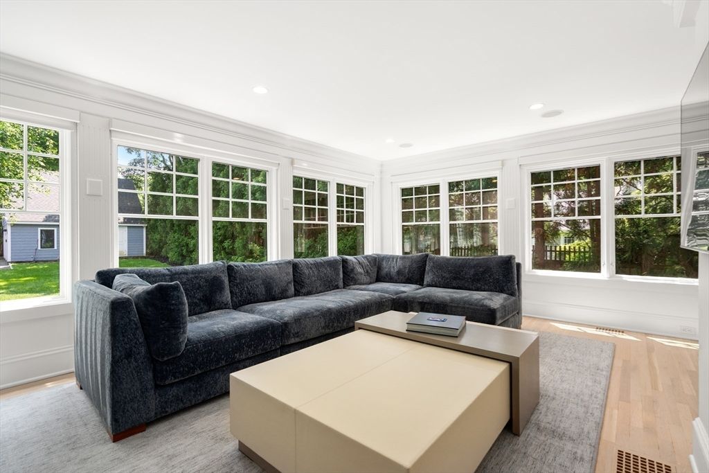Interior, Living room, Recessed Lighting, Sun Room, Wood Texture Flooring