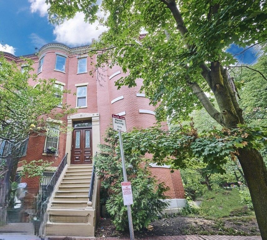 Exterior, Facade, Brick Facade, Rowhouse