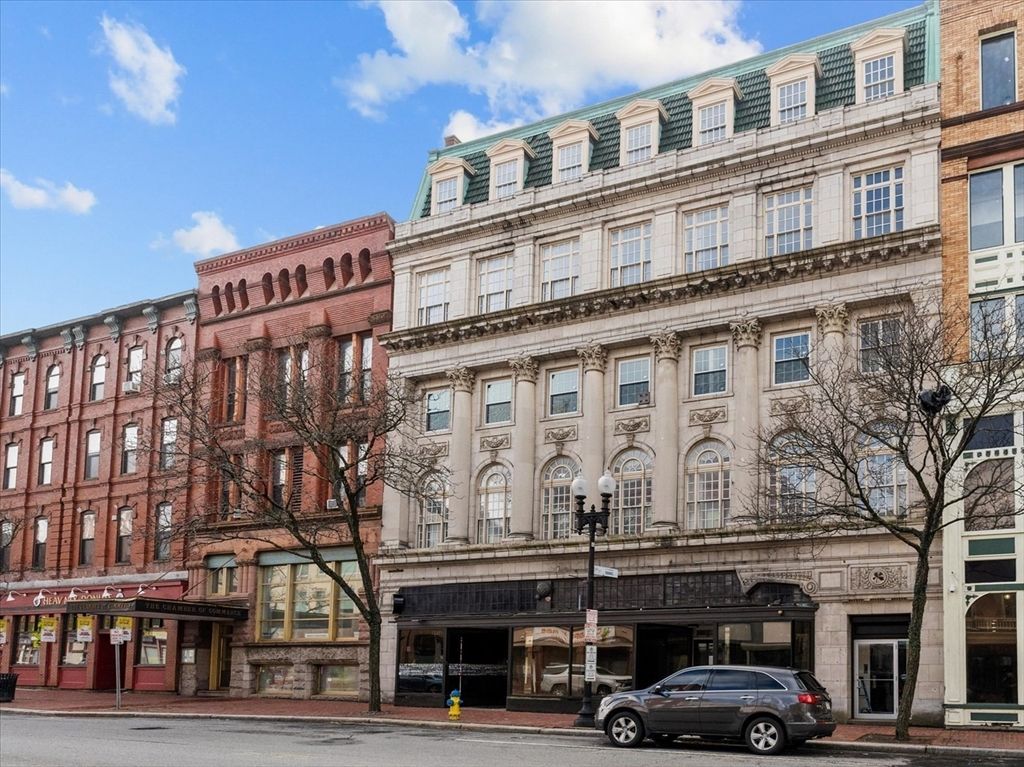 Exterior, Facade, Rowhouse