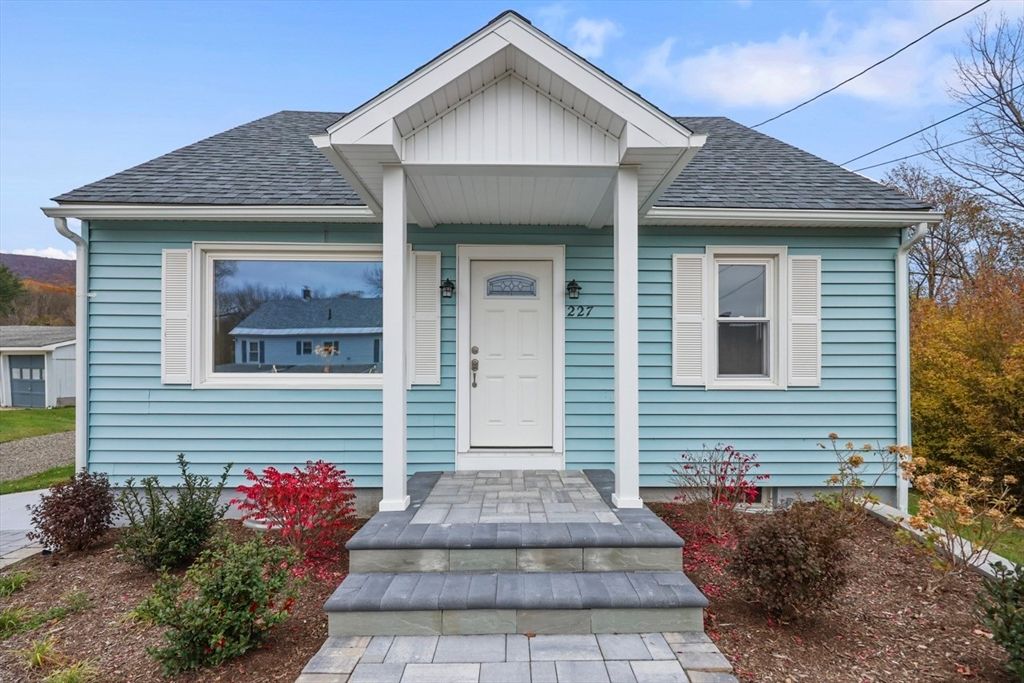 Exterior, Facade, Cape Cod