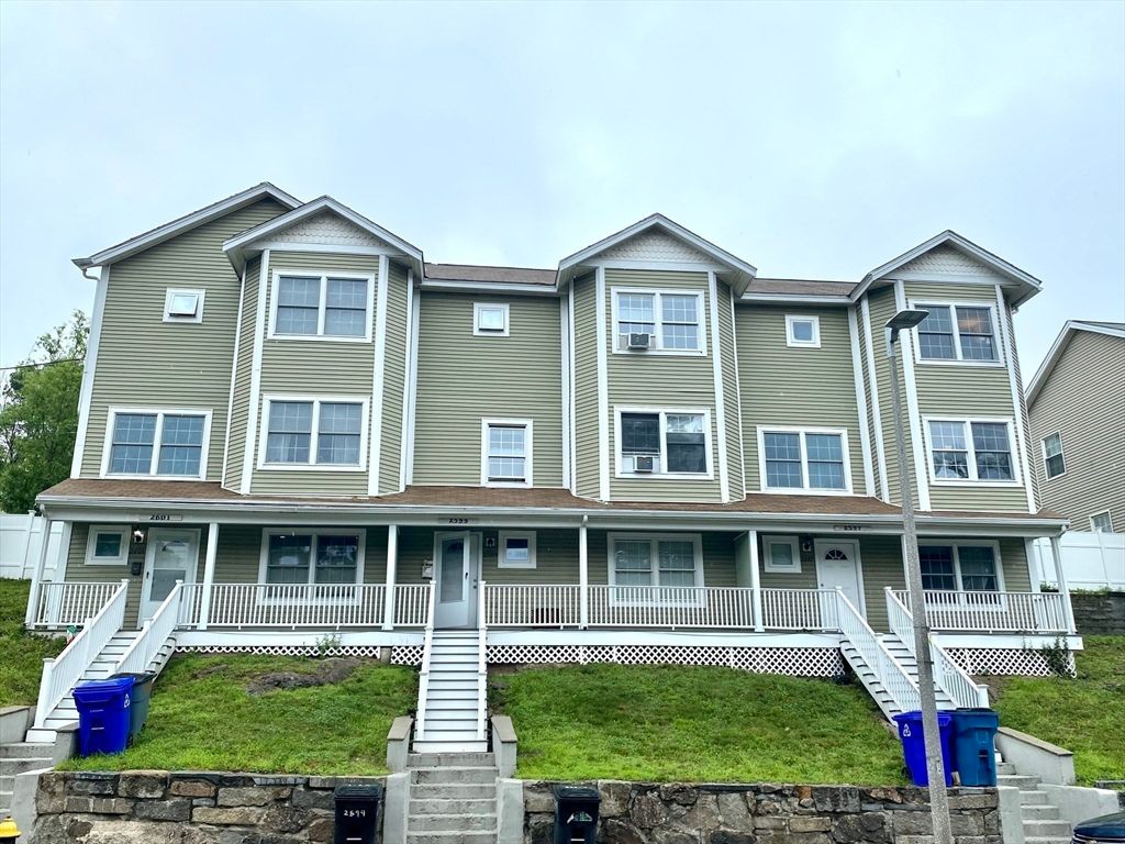 Exterior, Facade, Rowhouse