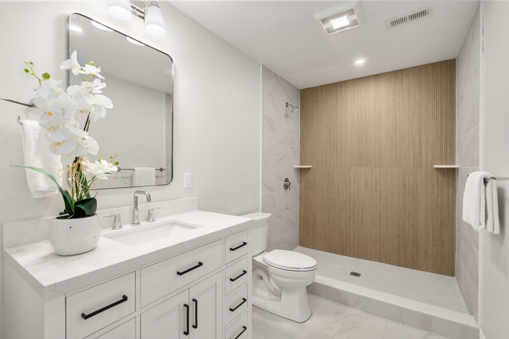 Bathroom, Interior, Marble, Marble Walls, Recessed Lighting