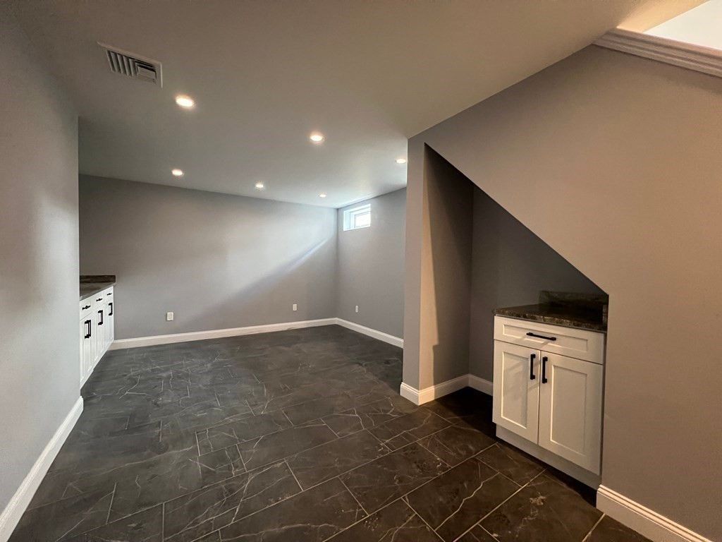 Empty room, Interior, Recessed Lighting