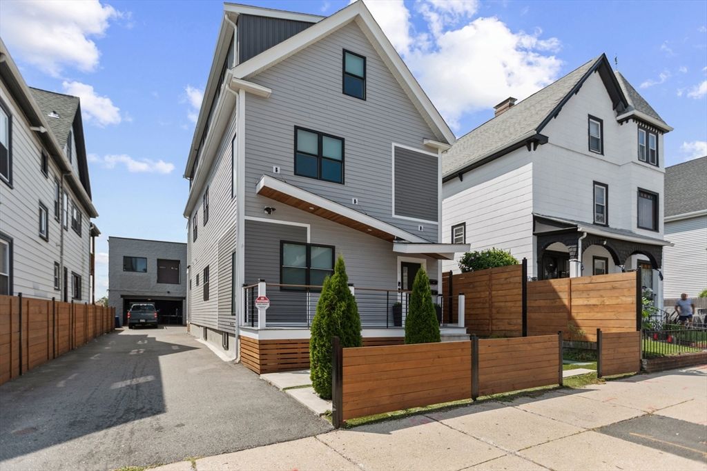 Exterior, Facade, Farmhouse