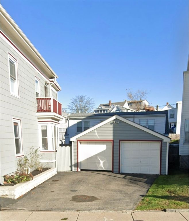 Attached, Exterior, Facade, American Craftsman