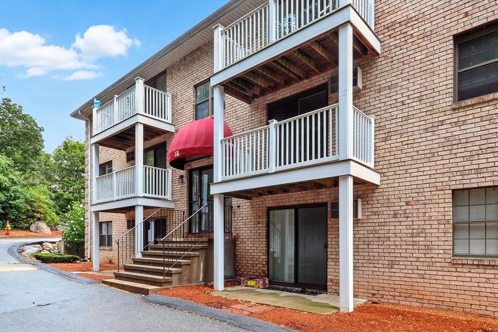 Exterior, Facade, Brick Facade, Rowhouse