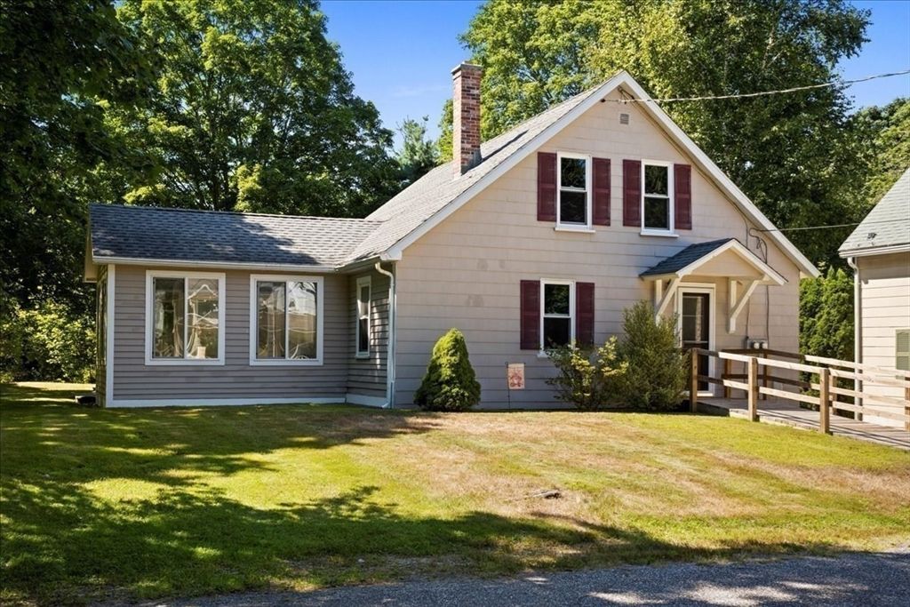 Exterior, Facade, Ranch