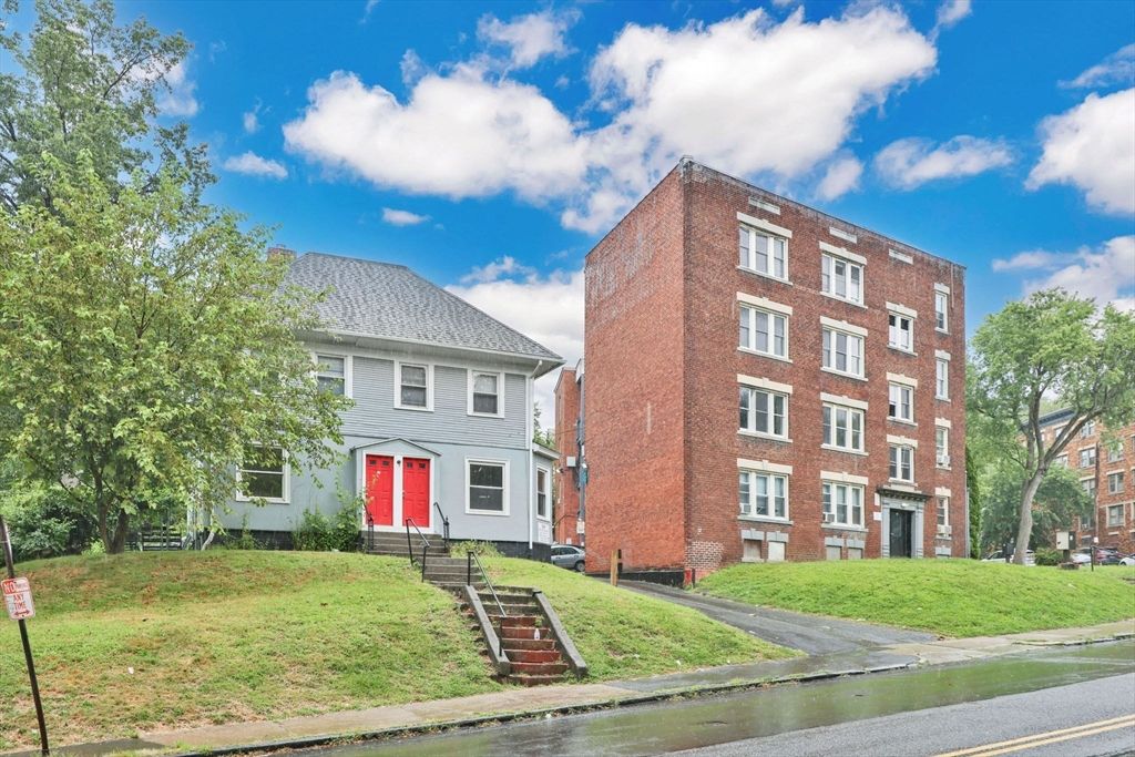 Exterior, Facade, Brick Facade, Georgian