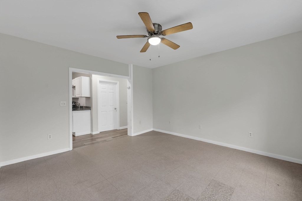 Empty room, Interior