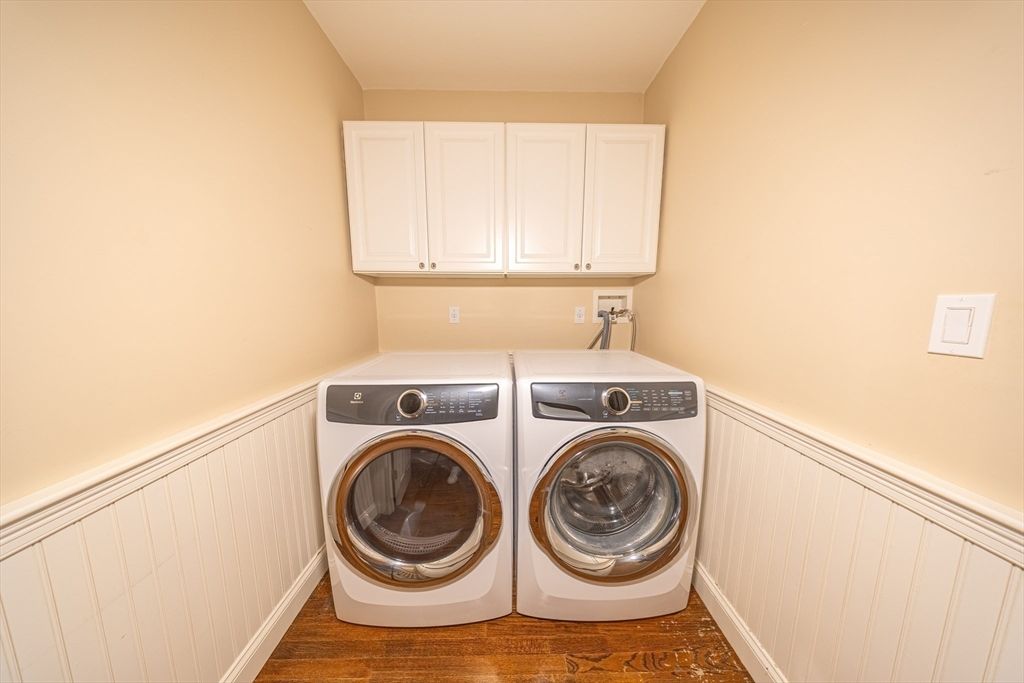 Interior, Washer, Wood Texture Flooring
