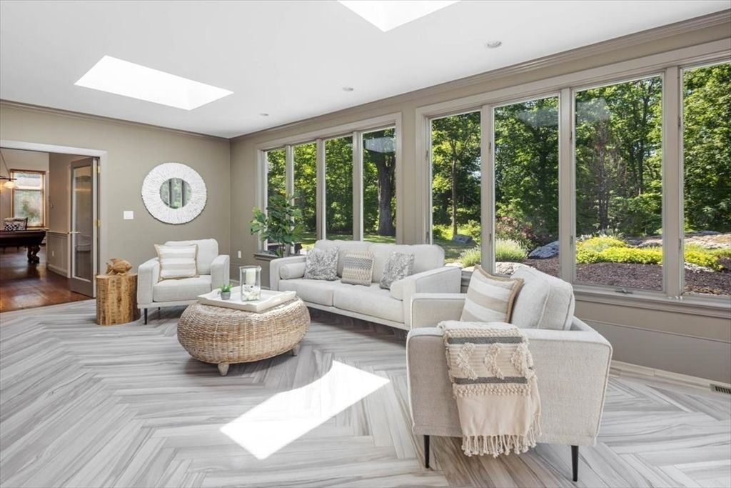 Interior, Living room, Recessed Lighting, Sun Room, Wood Texture Flooring