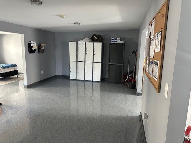 Empty room, Interior