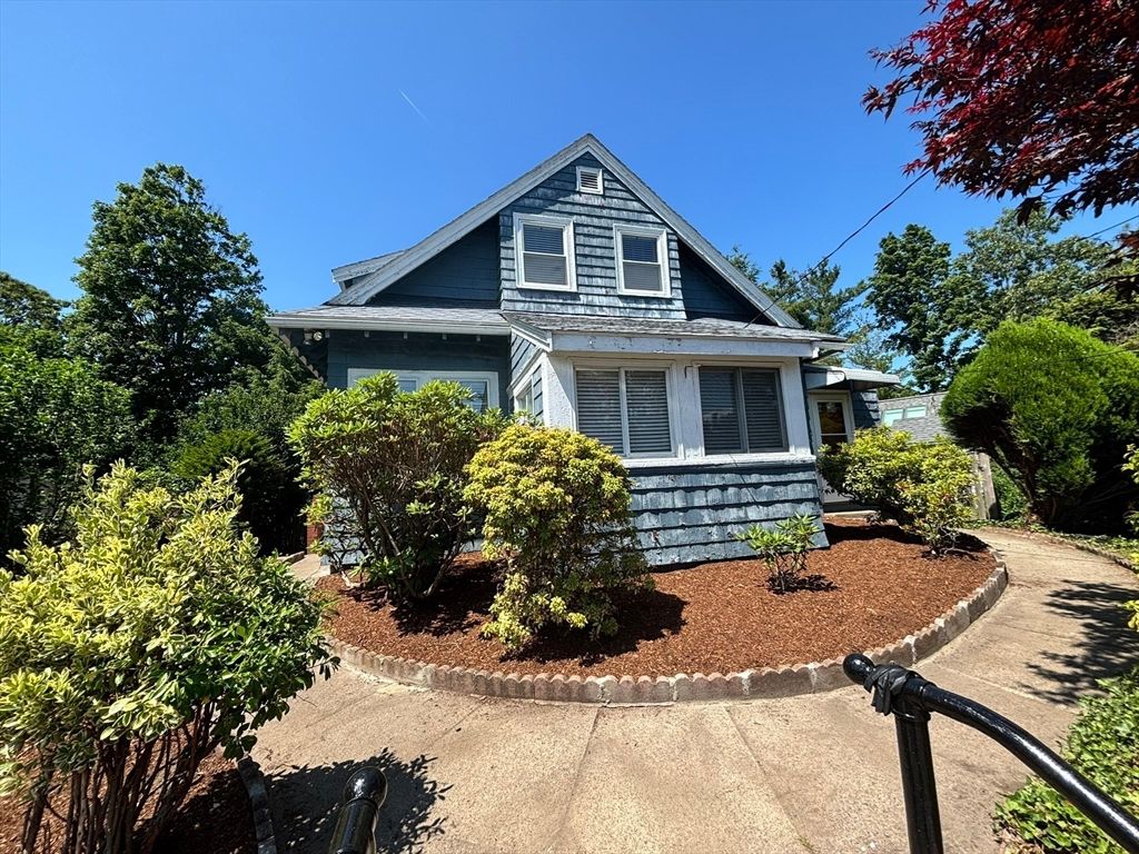 Exterior, Facade, Queen Anne Victorian