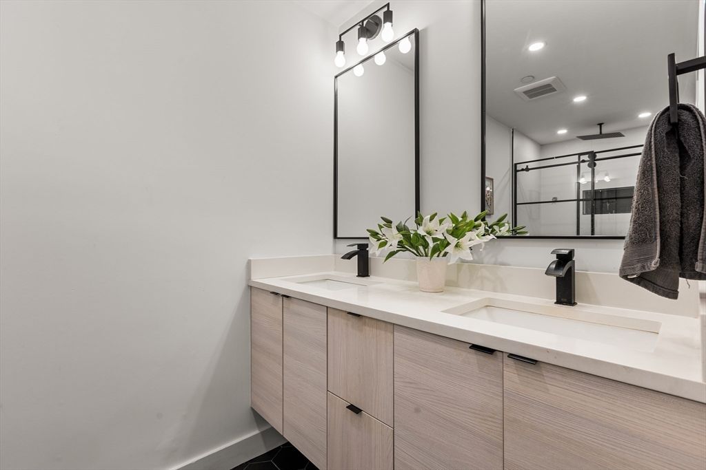 Bathroom, Dual Sink Vanities, Interior, Recessed Lighting