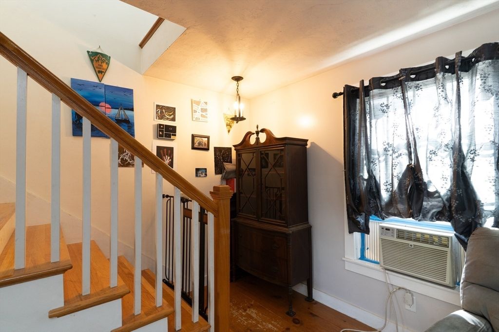 Interior, Pendant Lights, Wood Texture Flooring