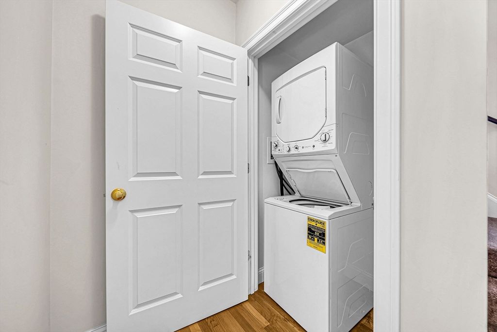 Interior, Utility Closets, Washer, Wood Texture Flooring