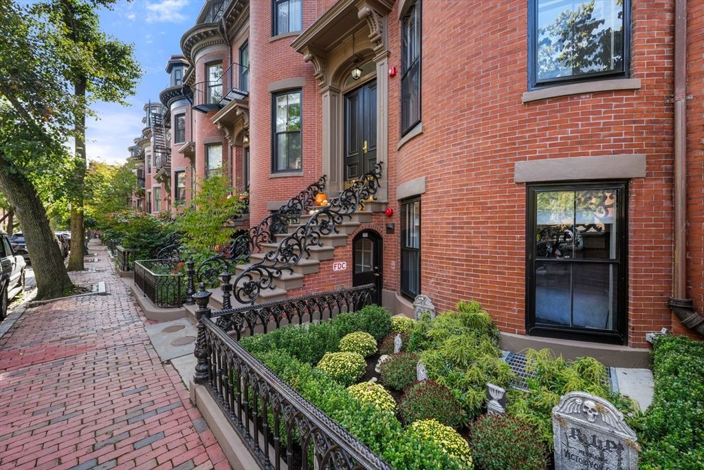 Exterior, Facade, Brick Facade, Rowhouse