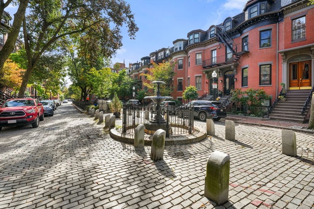 Exterior, Facade, Brick Facade, Rowhouse