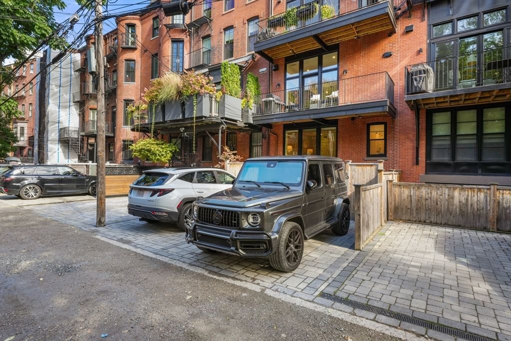 Exterior, Facade, Brick Facade, Rowhouse