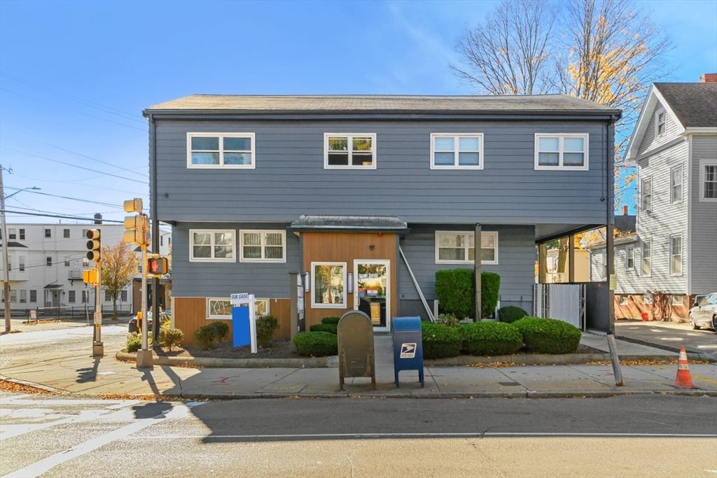 Exterior, Facade, Raised Ranch