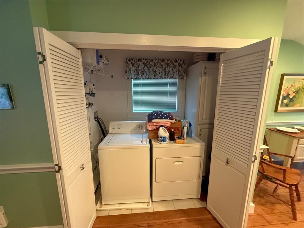 Interior, Utility Closets, Washer, Wood Texture Flooring