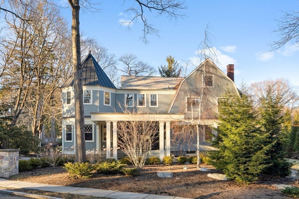 Exterior, Facade, Queen Anne Victorian