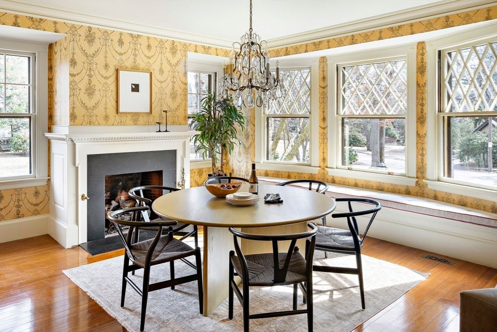 Chandelier, Dining room, Fireplace, Interior, Wood Texture Flooring