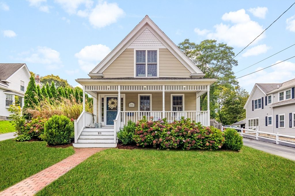 Exterior, Facade, Queen Anne Victorian