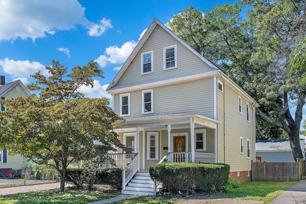 Exterior, Facade, Queen Anne Victorian