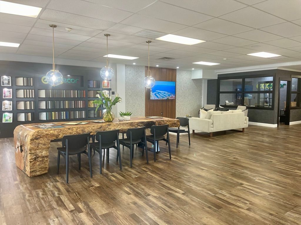 Dining room, Interior, Living room, Pendant Lights, Recessed Lighting, Wood Texture Flooring