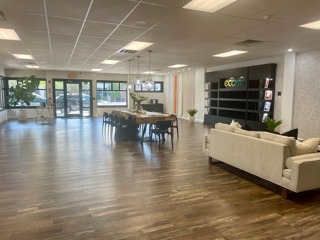 Dining room, Interior, Living room, Pendant Lights, Recessed Lighting, Wood Texture Flooring