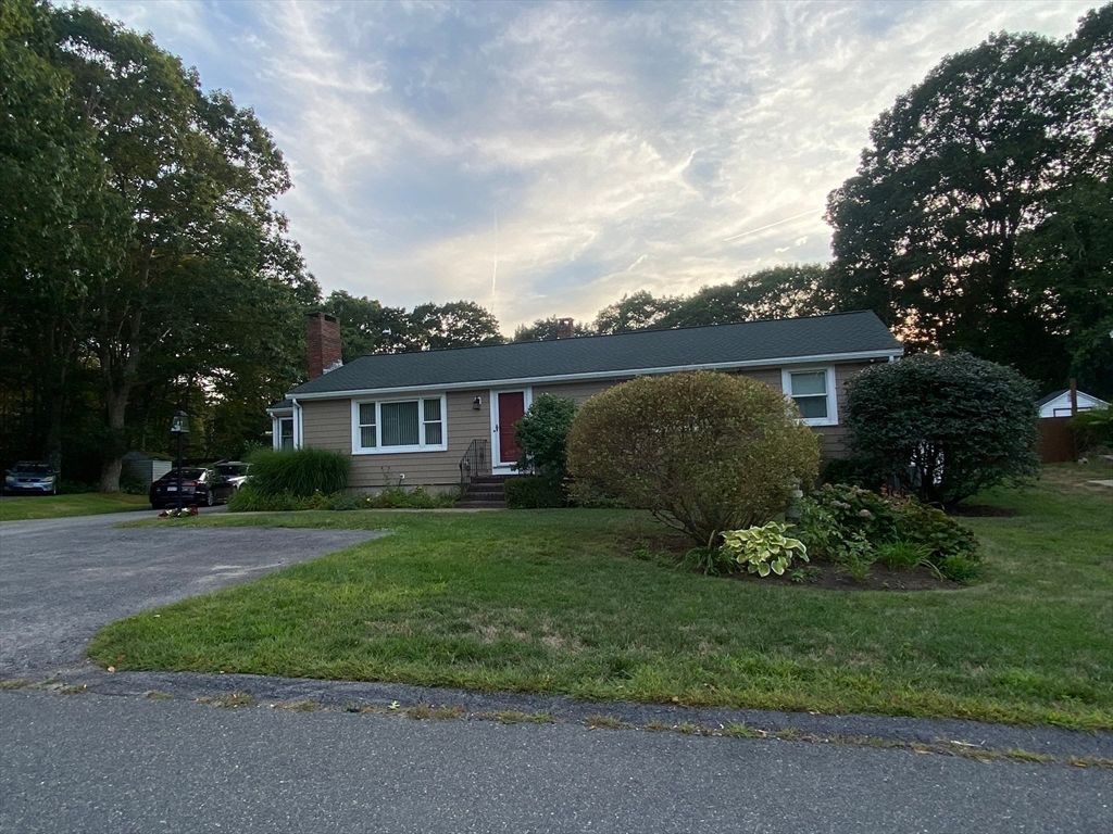 Exterior, Facade, Ranch