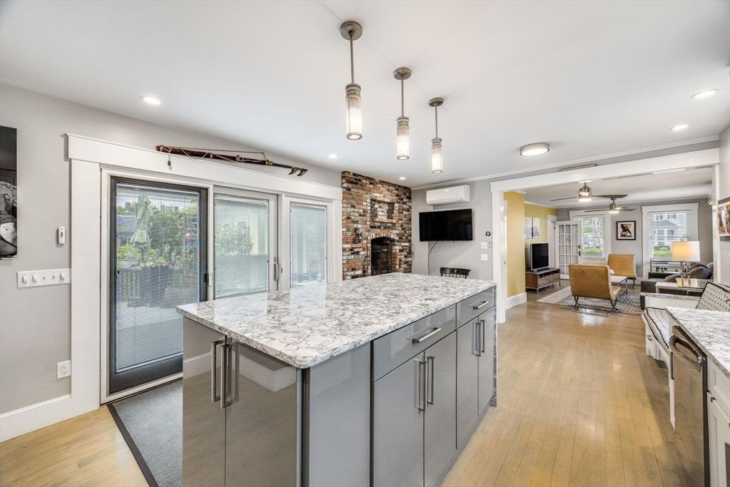 Dining room, Interior, Kitchen, Pendant Lights, Recessed Lighting, Stone Walls, Wood Texture Flooring
