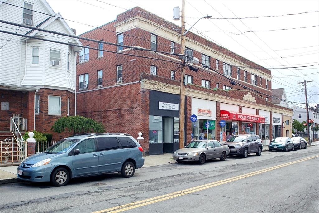 Exterior, Facade, Brick Facade, Rowhouse