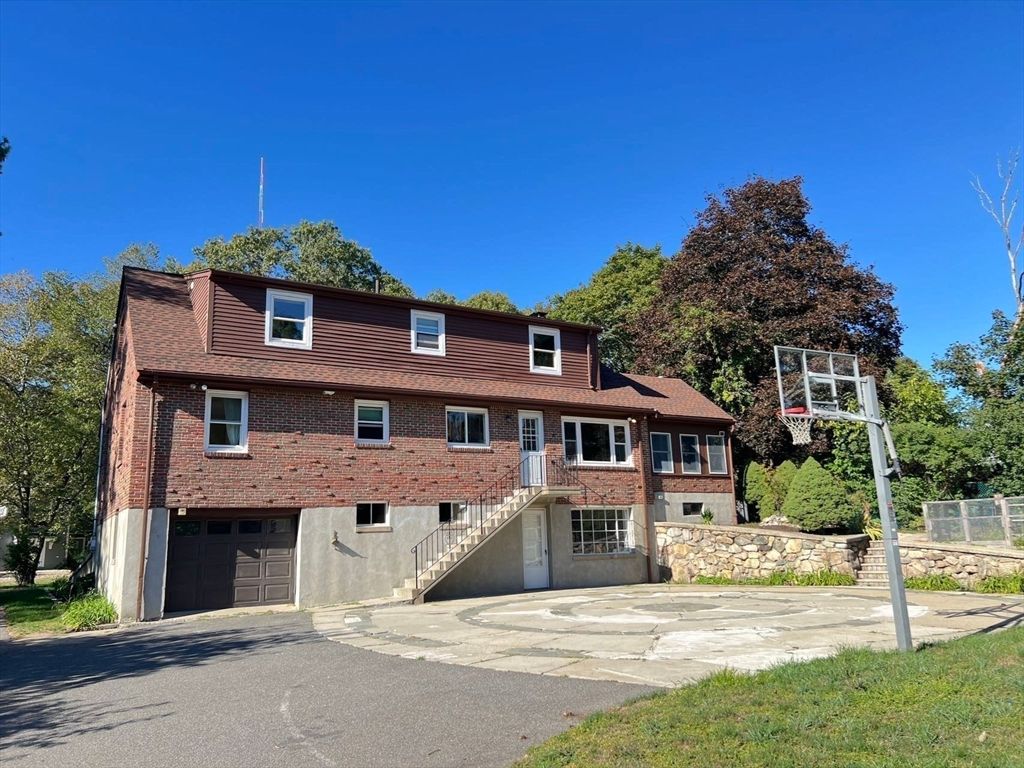 Attached, Exterior, Facade, Brick Facade, Georgian