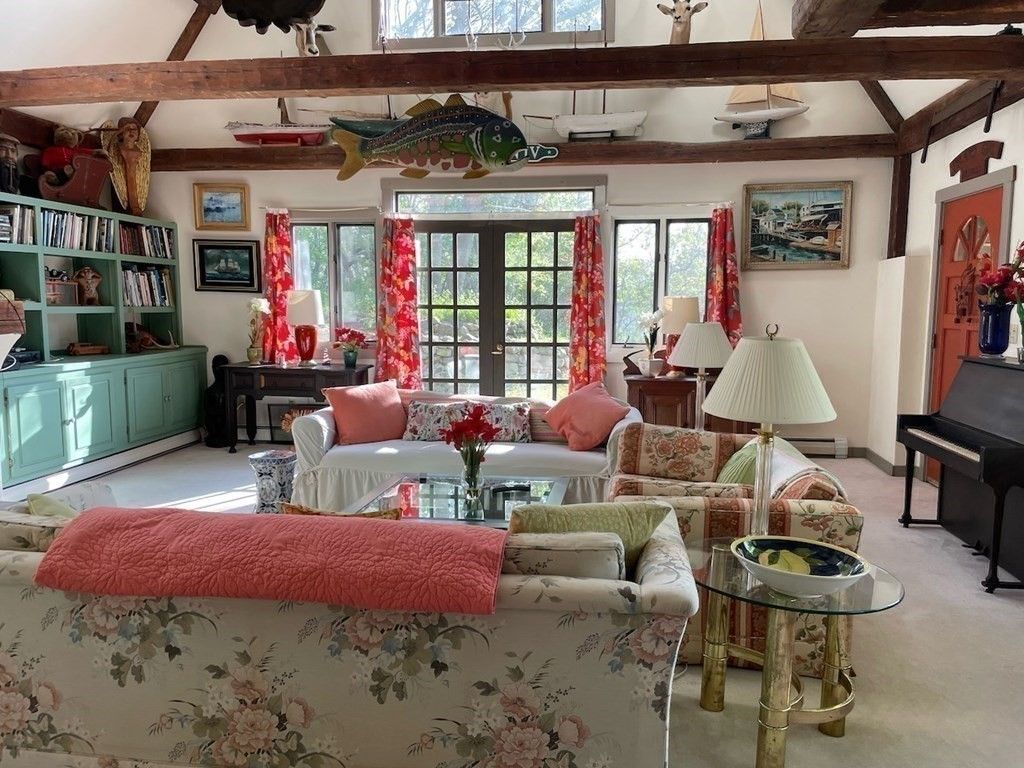 Interior, Living room, Piano, Wooden Beams